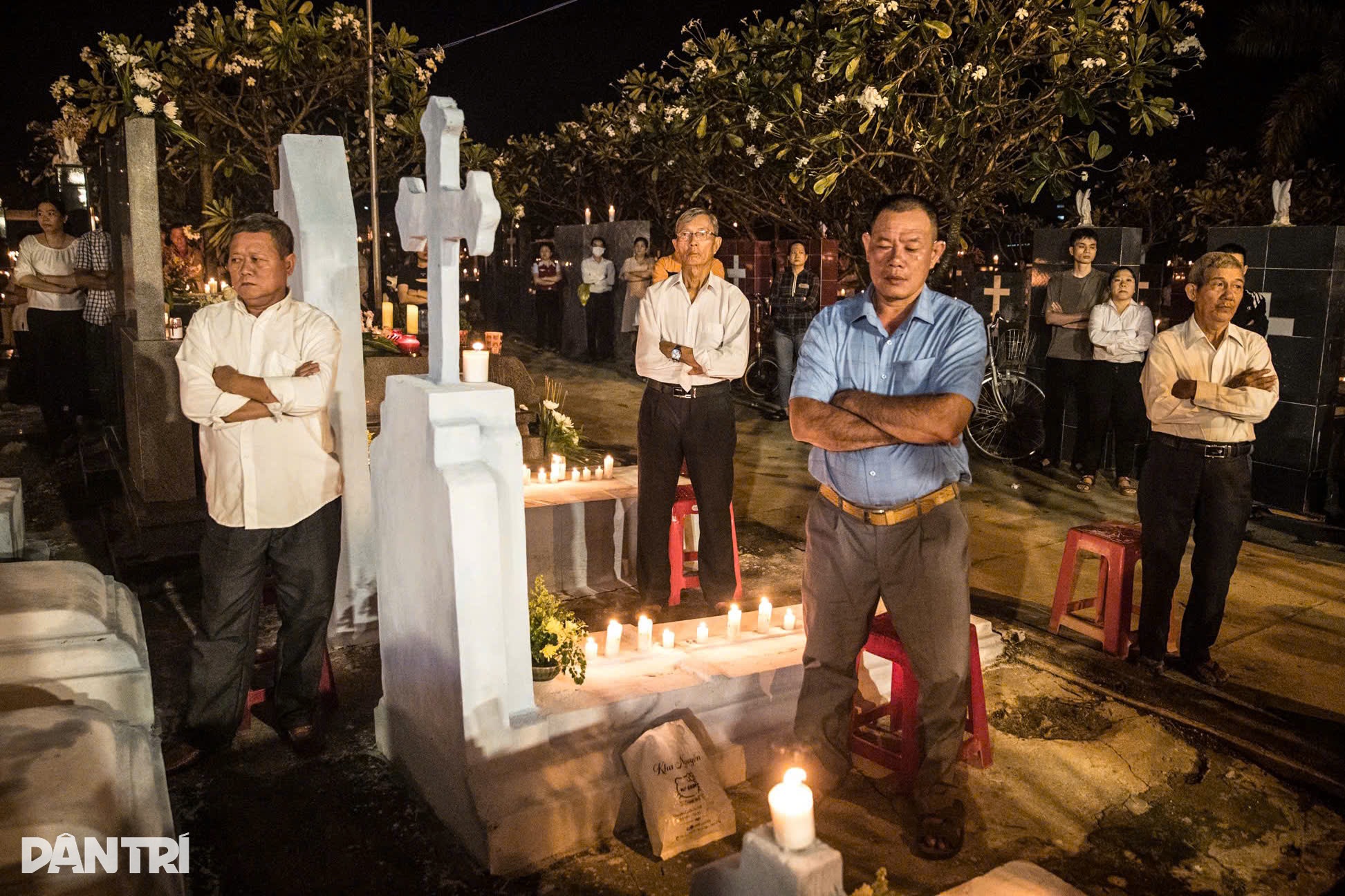 Ο Καθολικός Άμλετ λάμπει κατά την τελετή αφής της καθολικής λάμπας - 10 Xóm Đạo Tha La rực sáng trong lễ đốt đèn của người Công giáo - 10