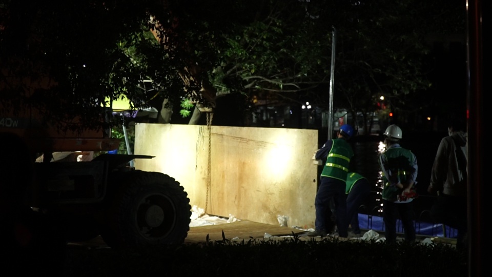 Hàng chục công nhân trắng đêm thi công 40m bờ kè hồ Gươm chống sạt lở - 6 Hàng chục công nhân trắng đêm thi công 40m bờ kè hồ Gươm chống sạt lở - 6