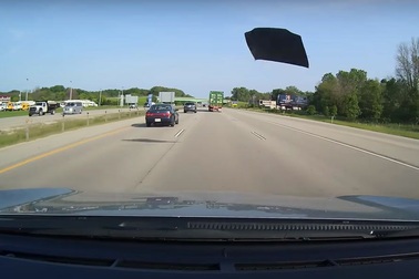 Hi hữu xe Camry bay nắp ca-pô khi đang chạy trên đường