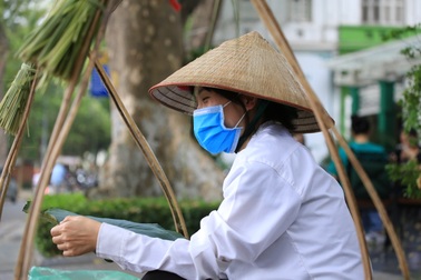 Người lao động tự do miệt mài mưu sinh trong ngày Quốc tế lao động