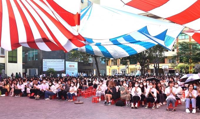 Các em SV đại diện cho hơn 2400 tân học viên cao học, nghiên cứu sinh và sinh viên đại học khóa 18 tại trụ sở chính của trường tham dự Lễ Khai giảng