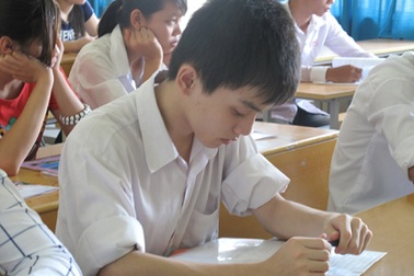 Vệt mực lạ trên bài thi có bị làm sao?