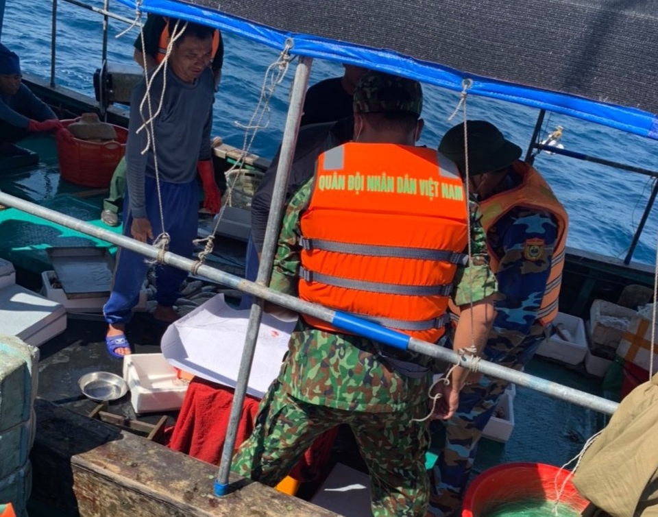 Đẩy đuổi tàu cá Trung Quốc hoạt động trên vùng biển Việt Nam - 2 Đẩy đuổi tàu cá Trung Quốc hoạt động trên vùng biển Việt Nam - 2
