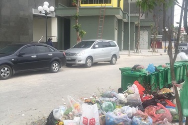 "Sốc" với văn hóa chung cư: Từ vứt rác bừa bãi đến... đại tiện ngoài hành lang