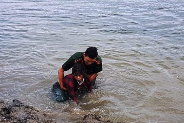 Đại úy công an cứu người phụ nữ đuối nước khi mò hến