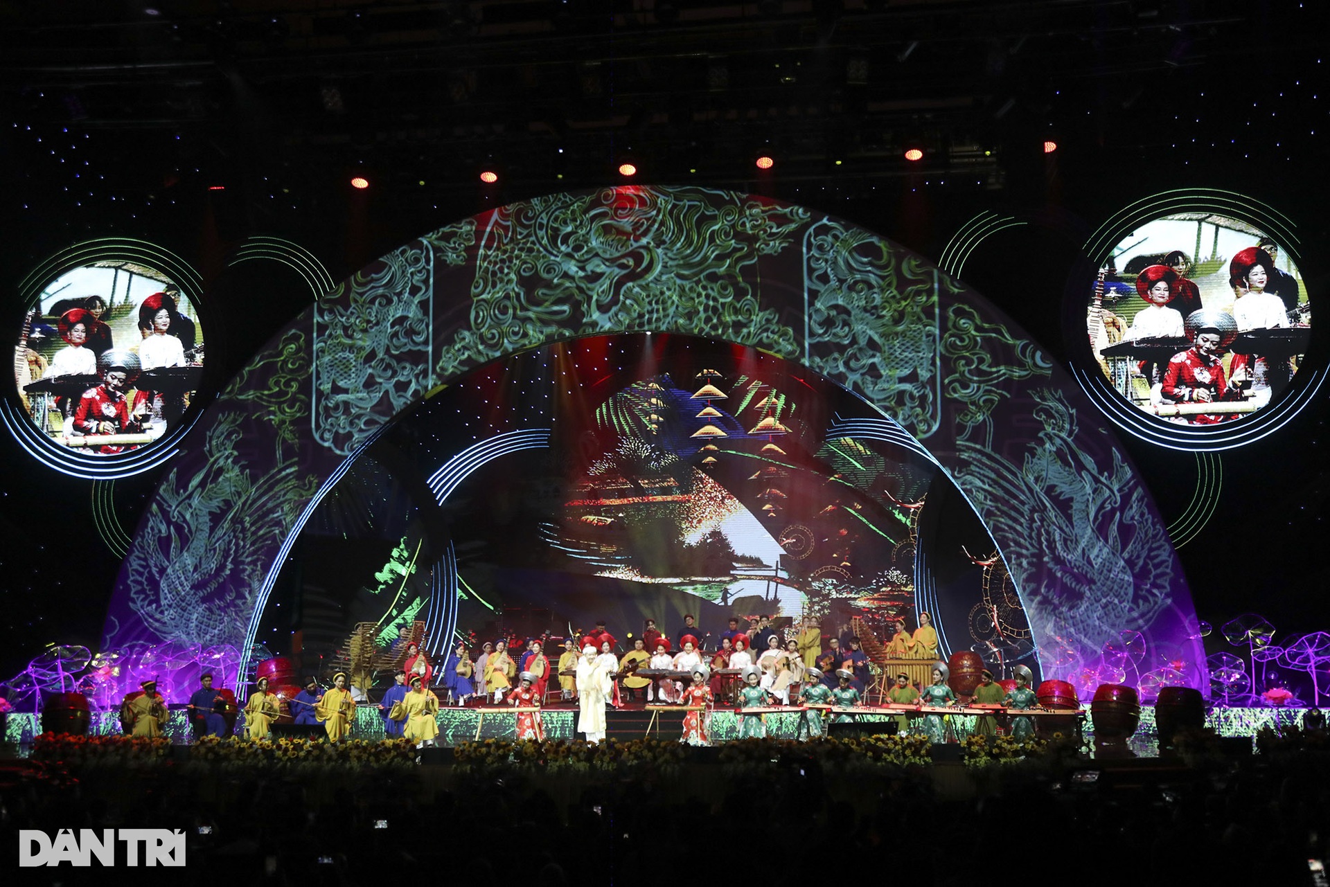 Chủ tịch nước Nguyễn Xuân Phúc đánh trống khai hội Xuân quê hương - 5 Chủ tịch nước Nguyễn Xuân Phúc đánh trống khai hội Xuân quê hương - 5