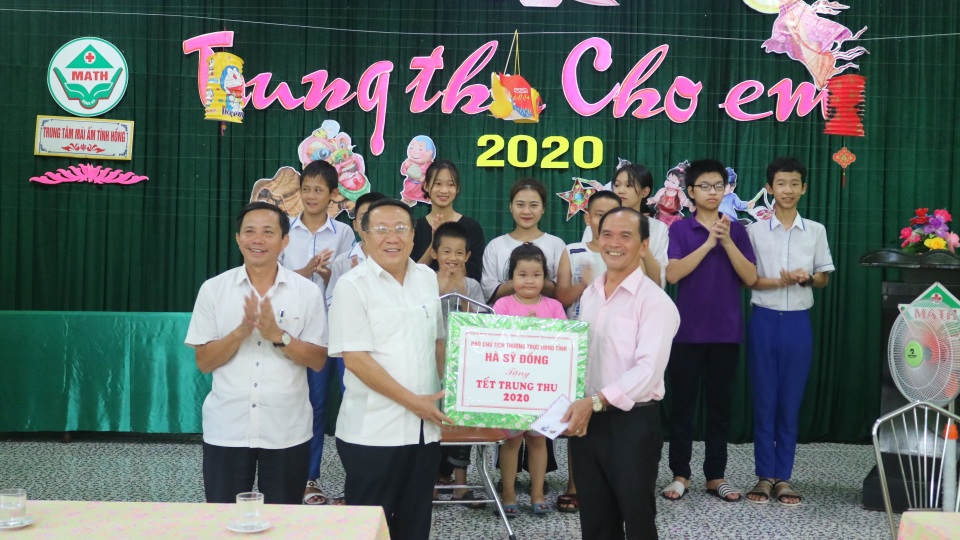 Lãnh đạo tỉnh Quảng Trị tặng quà Tết trung thu cho trẻ khuyết tật, mồ côi - 1 Lãnh đạo tỉnh Quảng Trị tặng quà Tết trung thu cho trẻ khuyết tật, mồ côi - 1
