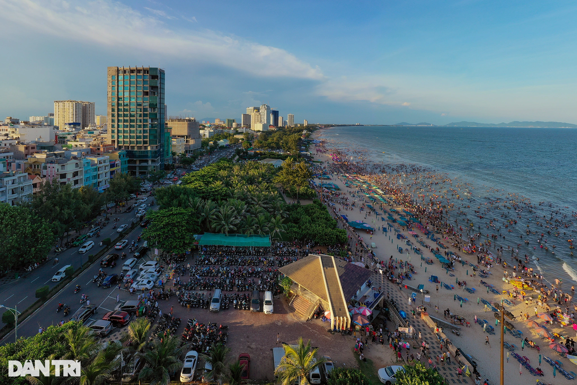 Biển Vũng Tàu đông nghẹt người trong ngày nghỉ lễ - 14 Biển Vũng Tàu đông nghẹt người trong ngày nghỉ lễ - 14
