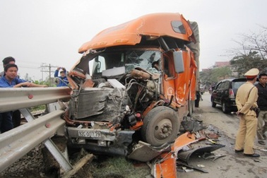 Xe khách đối đầu xe container, nhiều người bị thương