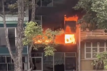 Cảnh sát kịp thời dập tắt đám cháy tại tòa nhà 5 tầng ở TPHCM