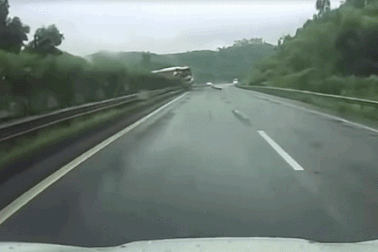 Cô gái kể thoát chết trước ô tô bị văng lốp trên cao tốc Nội Bài - Lào Cai