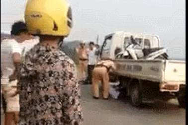 Vi phạm giao thông, nam thanh niên chui vào gầm xe CSGT ăn vạ