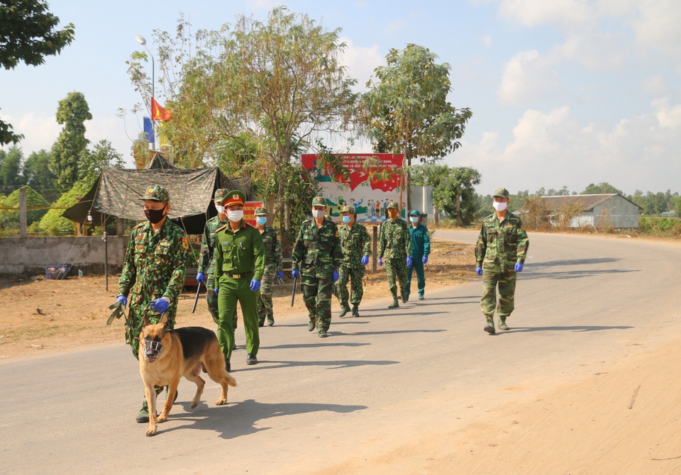 Bộ đội Biên phòng “ăn bờ, ngủ bụi” chặn dòng người nhập cảnh trái phép - 5 Bộ đội Biên phòng “ăn bờ, ngủ bụi” chặn dòng người nhập cảnh trái phép - 5