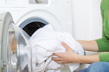 6 mẹo biến trang phục trắng “tỏa sáng như mới”