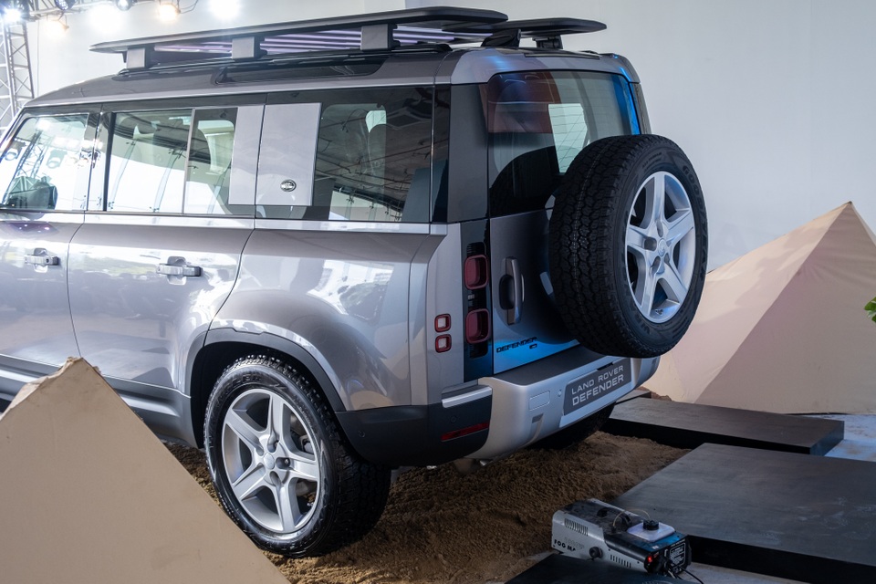 Land Rover Defender giá từ 3,85 tỷ - SUV cho đại gia Việt thích khám phá - 3