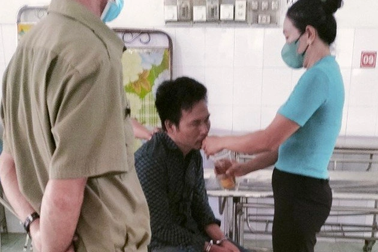 Tạm giữ đối tượng ném đá xe quân sự, chém trọng thương công an