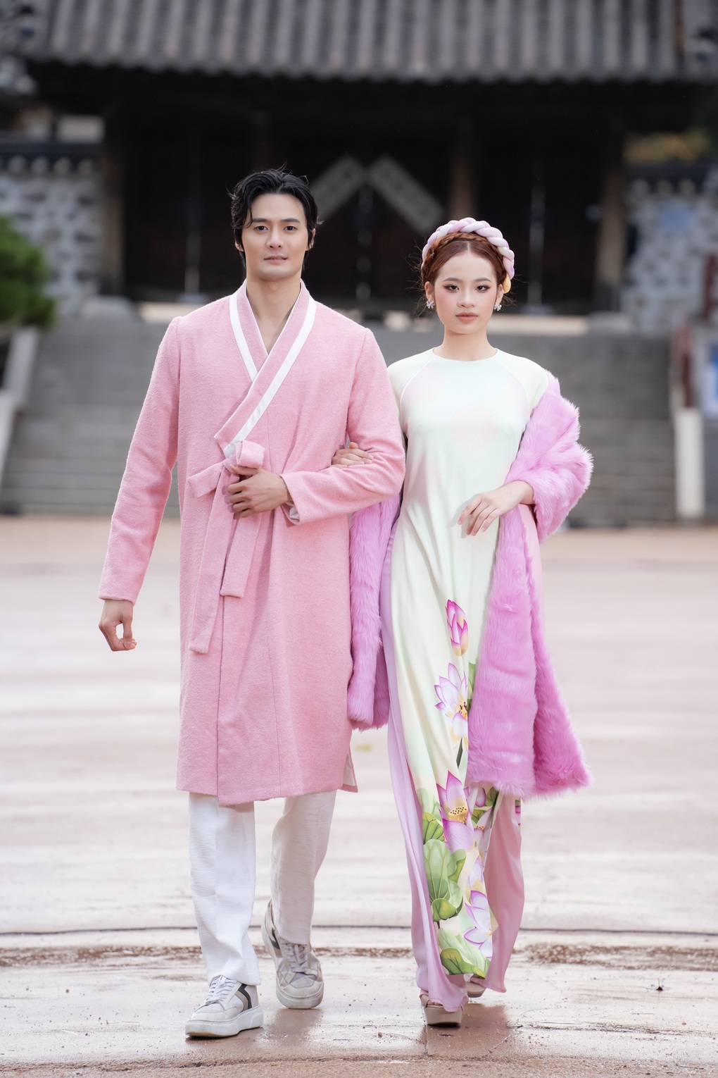 Hoa hậu HHen Niê, mẫu nhí Bảo Hà catwalk trong mưa rét tại Hàn Quốc - 9 Hoa hậu HHen Niê, mẫu nhí Bảo Hà catwalk trong mưa rét tại Hàn Quốc - 9