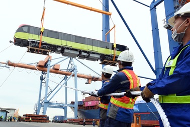 Cận cảnh đoàn tàu đường sắt Nhổn - ga Hà Nội cập cảng Đình Vũ