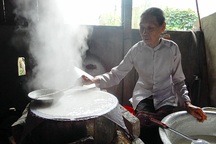 Làng bánh tráng Túy Loan: Dậy từ 2 giờ sáng tráng bánh phục vụ Tết