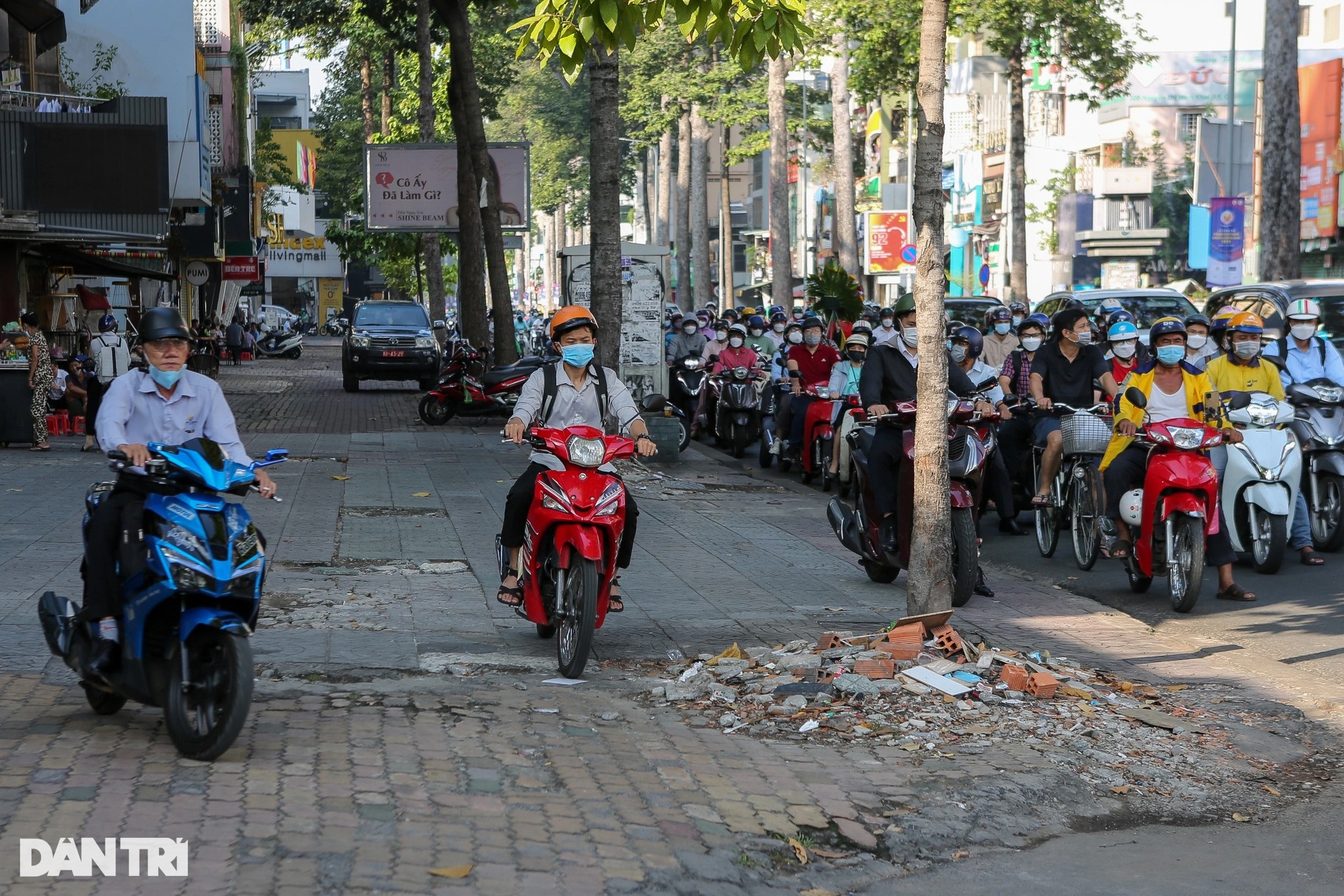 Nhiều tuyến vỉa hè ở trung tâm TPHCM như chiếc áo rách - 7