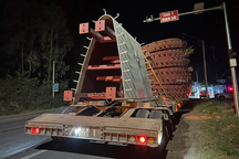 Xử phạt 2 xe đầu kéo chở hàng siêu trường