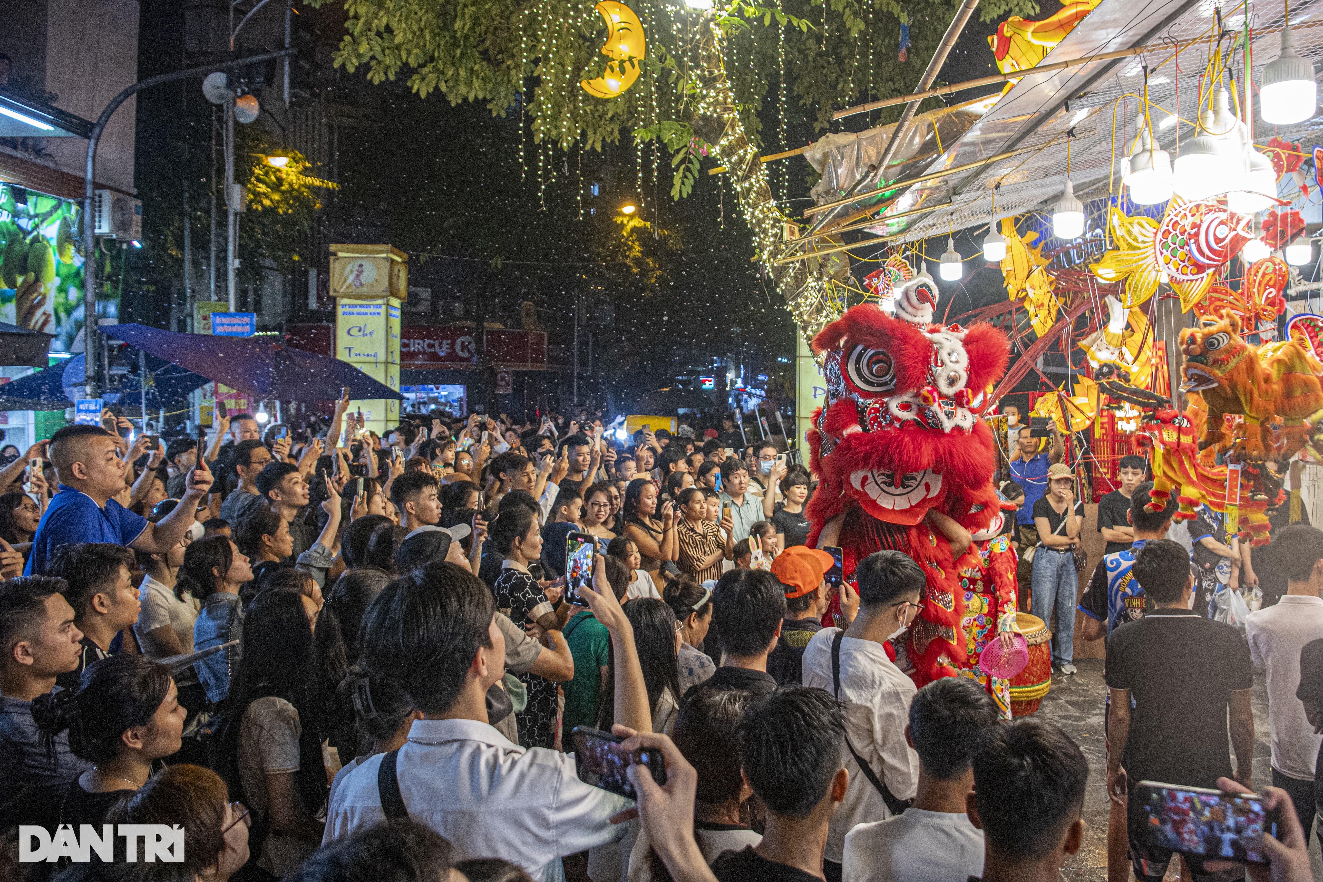 Hà Nội: Đang chơi Trung thu trời bất ngờ đổ mưa, bố mẹ ôm con tìm nơi trú - 15