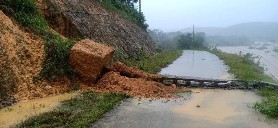 Khắp nơi sạt lở núi, di dời khẩn cấp nhiều hộ dân - 11 Khắp nơi sạt lở núi, di dời khẩn cấp nhiều hộ dân - 11