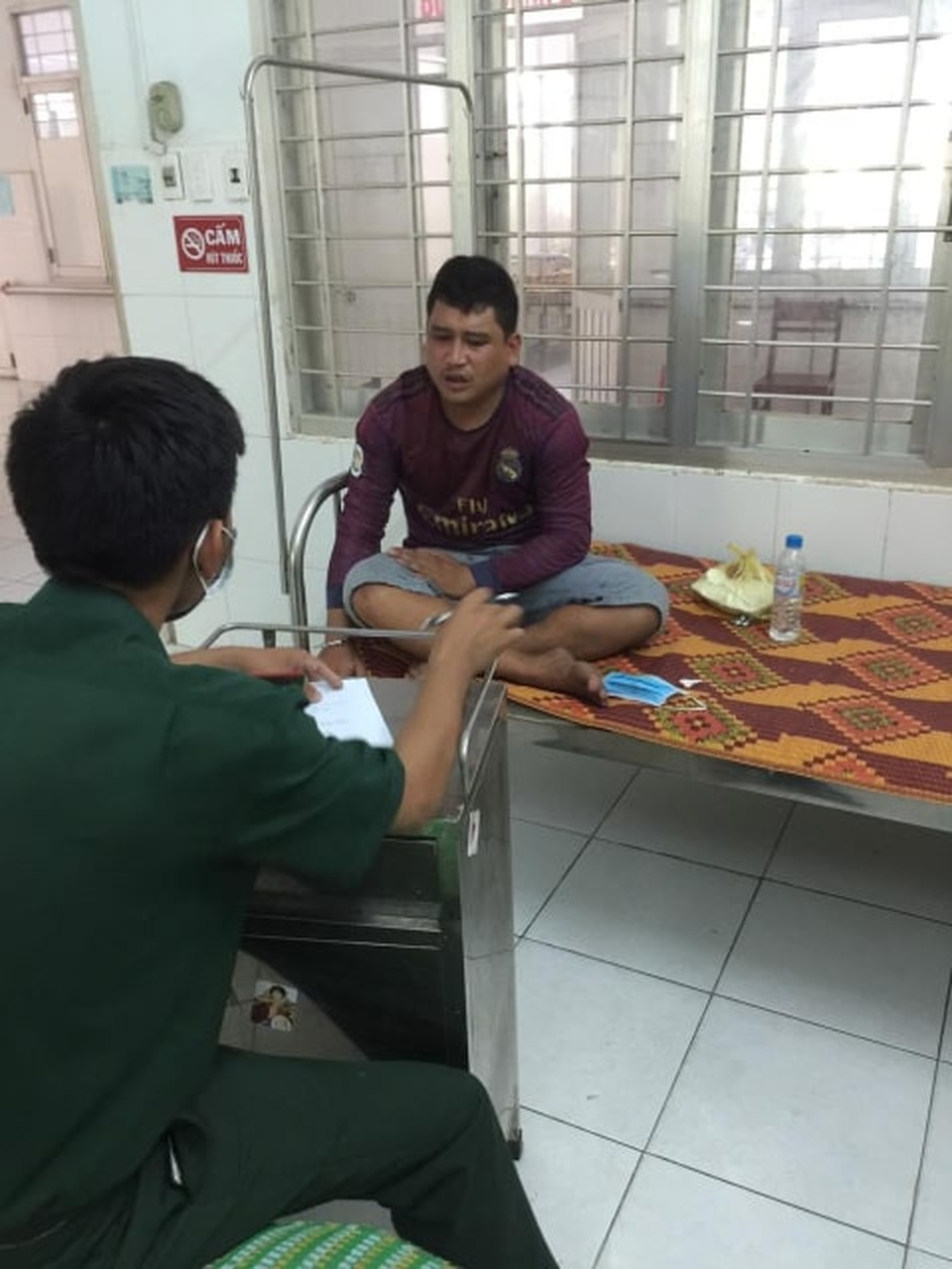 100 đối tượng táo tợn tấn công lực lượng biên phòng, cướp lại thuốc lá lậu - 2 100 đối tượng táo tợn tấn công lực lượng biên phòng, cướp lại thuốc lá lậu - 2
