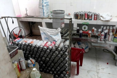 Đột kích xưởng sang chiết gas lậu trong khu dân cư