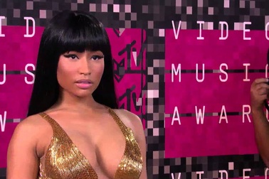 Nicki Minaj diện váy gợi cảm