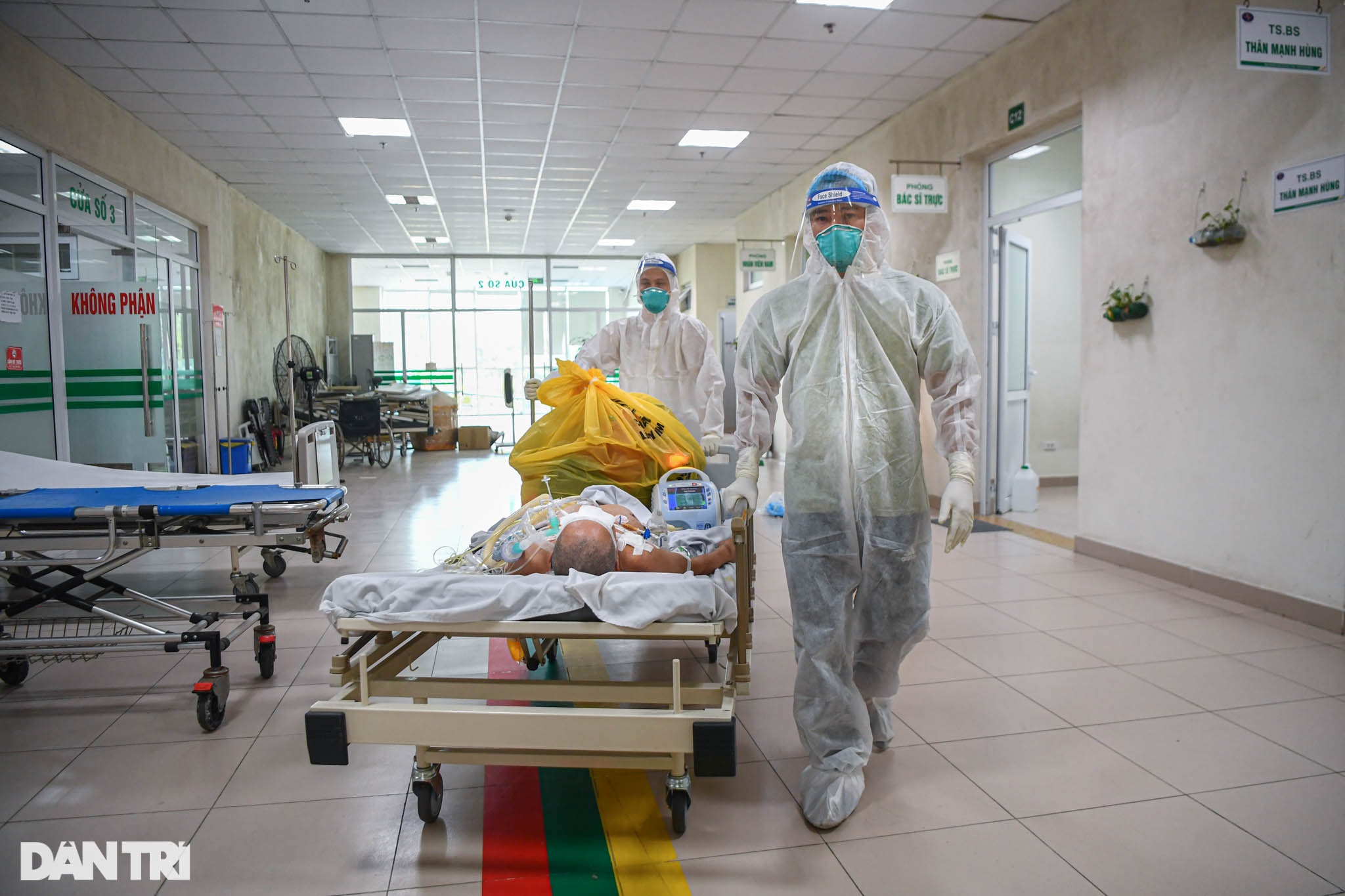 Một ngày trong khu điều trị bệnh nhân Covid-19 triệu chứng nặng ở Hà Nội - 18 Một ngày trong khu điều trị bệnh nhân Covid-19 triệu chứng nặng ở Hà Nội - 18