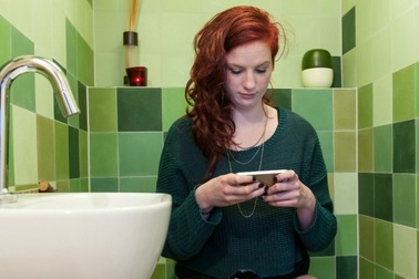 Cần dừng ngay thói quen mang điện thoại vào nhà vệ sinh