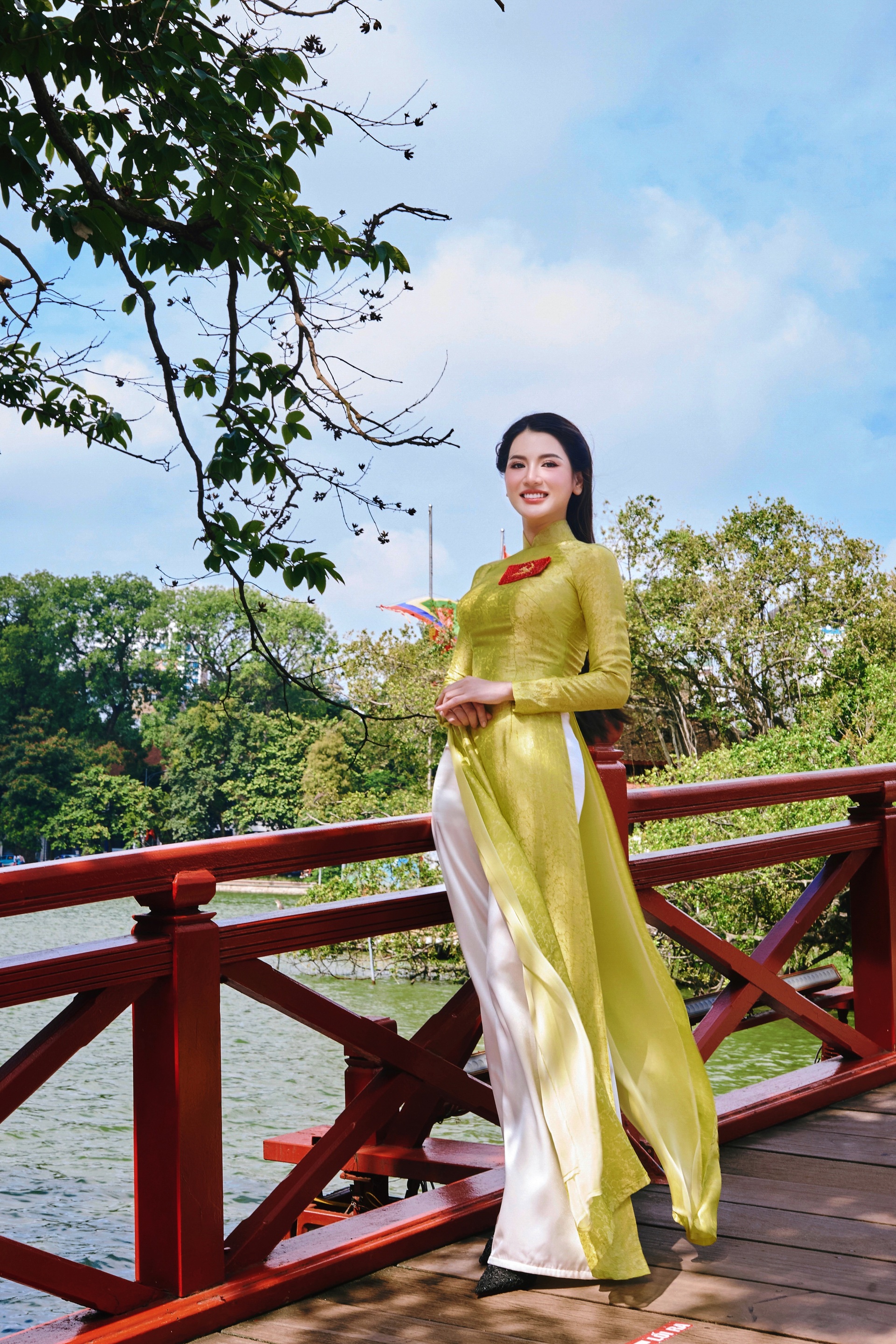 Thiếu tá vào vai girl phố náo loạn Hồ Gươm thướt tha trong tà áo dài - 4 Thiếu tá vào vai girl phố náo loạn Hồ Gươm thướt tha trong tà áo dài - 4