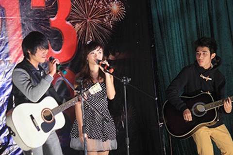 SV đào tạo quốc tế thi hát ngoại ngữ mừng Xuân mới