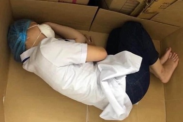 Lãnh đạo Đà Nẵng nói về hình ảnh nữ điều dưỡng ngủ trên bìa các-tông