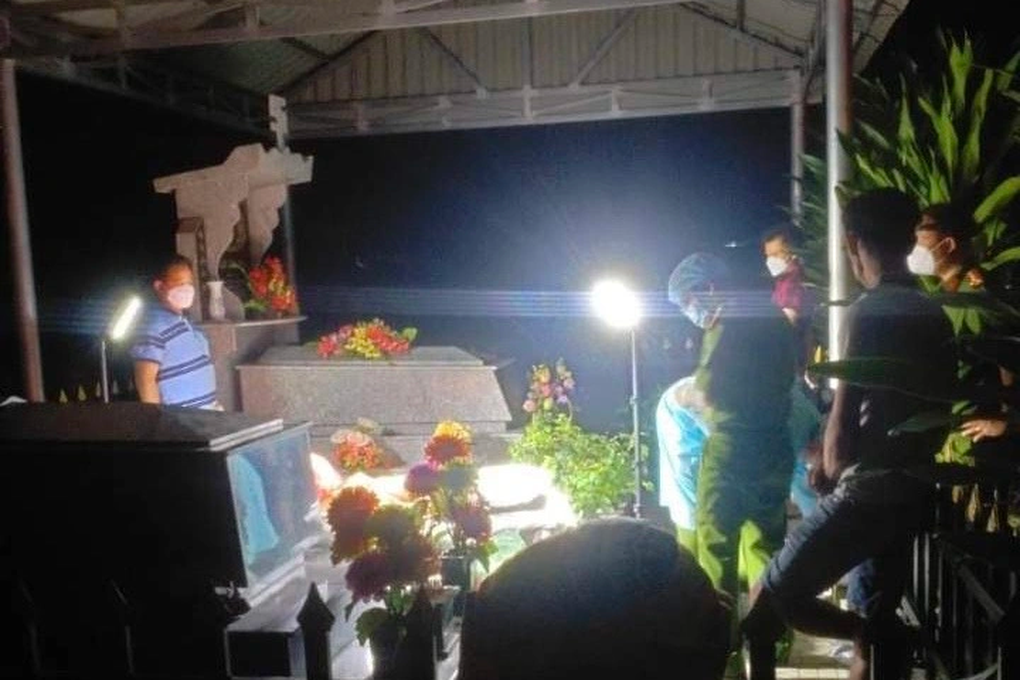 Người đàn ông tử vong bên mộ vợ, bụng có nhiều vết đâm - 1 Người đàn ông tử vong bên mộ vợ, bụng có nhiều vết đâm - 1