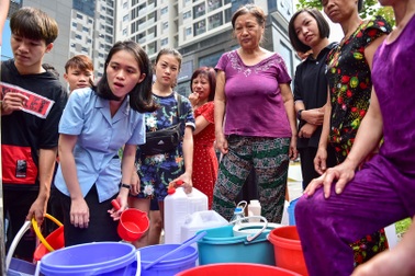 Dậy sớm xếp hàng, cư dân chung cư cao cấp vẫn "khóc ròng" vì hụt nước sạch