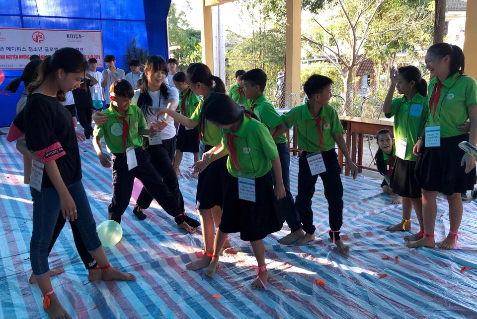 Học sinh Hàn Quốc vẽ tranh tường, giao lưu với trẻ khuyết tật Quảng Trị - 3 Học sinh Hàn Quốc vẽ tranh tường, giao lưu với trẻ khuyết tật Quảng Trị - 3