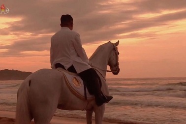 Ông Kim Jong-un cưỡi ngựa trắng, diện mạo khác biệt trong phim tài liệu