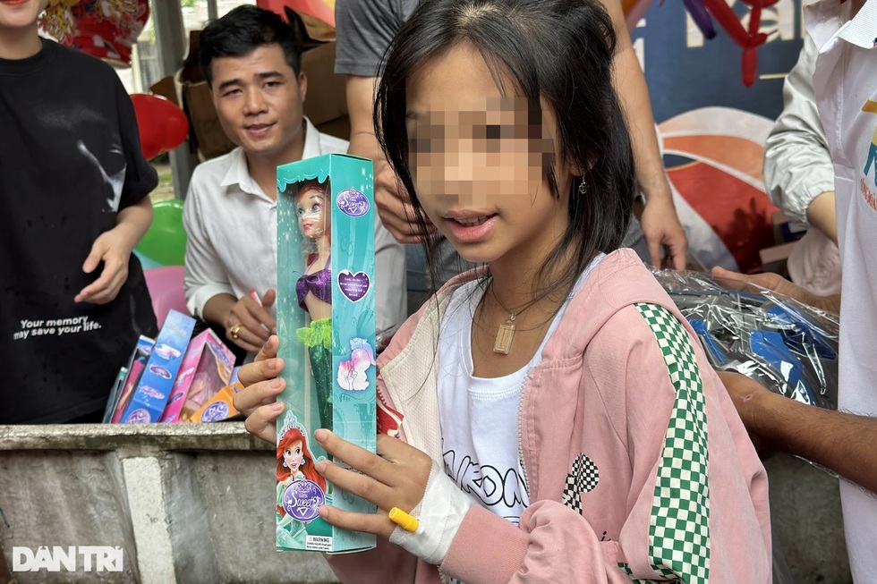 Trung thu ở viện nhi mưa tầm tã, cha mẹ lo lắng tình hình bão lũ quê nhà - 4 Trung thu ở viện nhi mưa tầm tã, cha mẹ lo lắng tình hình bão lũ quê nhà - 4