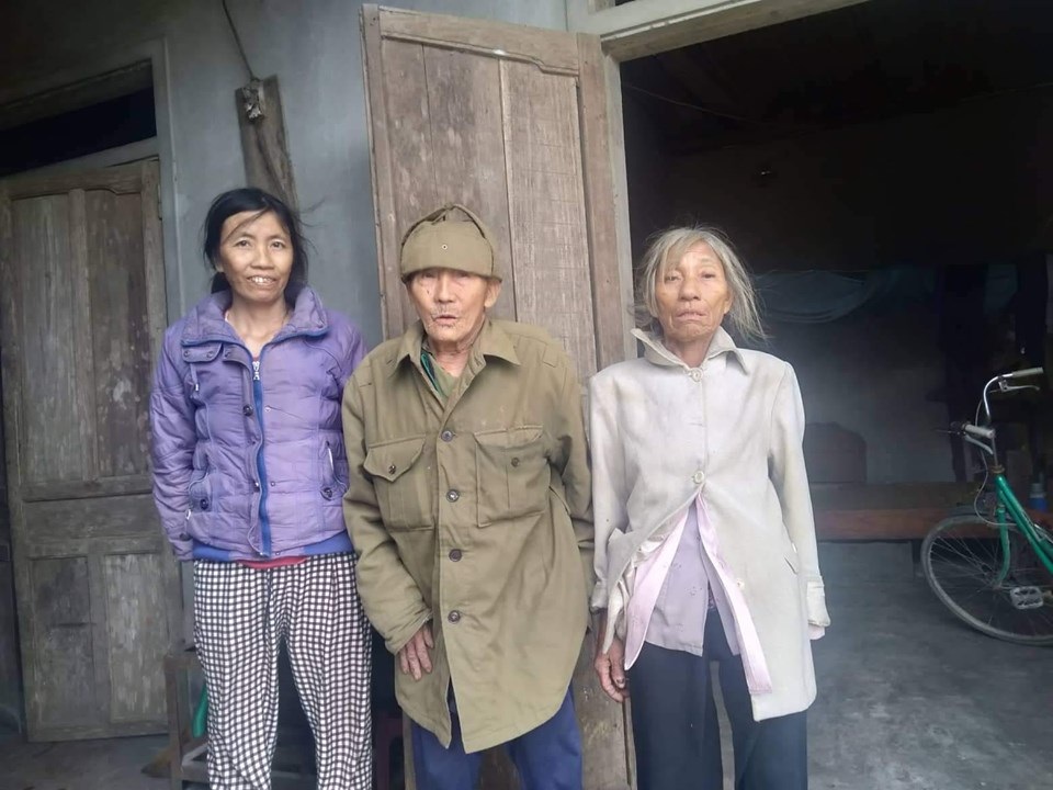 Người cha nghèo bị ám ảnh bởi vết xích cổ chân con được bạn đọc giúp đỡ - 1 Người cha nghèo bị ám ảnh bởi vết xích cổ chân con được bạn đọc giúp đỡ - 1