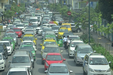 Cao điểm người dân đổ về quê ăn Tết, sân bay kẹt cứng