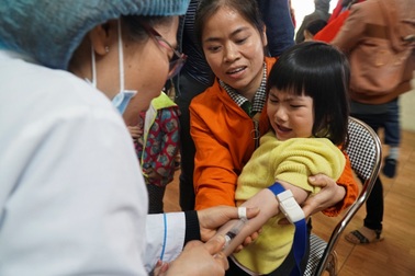 Hàng ngàn học sinh đến trường mầm non xét nghiệm sán lợn