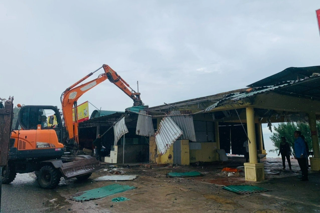 Giải tỏa ki ốt, đóng cửa nghĩa trang án ngữ ở khu du lịch đẹp nhất Hà Tĩnh - 1 Giải tỏa ki ốt, đóng cửa nghĩa trang án ngữ ở khu du lịch đẹp nhất Hà Tĩnh - 1