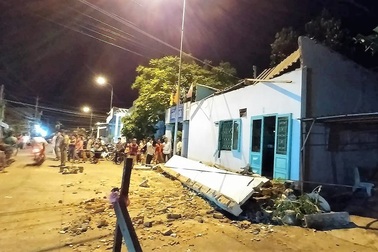 Vụ sập mái hiên 3 người chết: Cháu bé bị thương đã tử vong