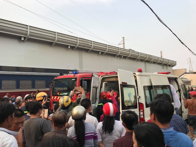 TP.HCM: Người đàn ông mắc kẹt nhiều giờ dưới gầm tàu hỏa, hàng chục cảnh sát phải ra tay giải cứu - Ảnh 4. TP.HCM: Người đàn ông mắc kẹt nhiều giờ dưới gầm tàu hỏa, hàng chục cảnh sát phải ra tay giải cứu - Ảnh 4.
