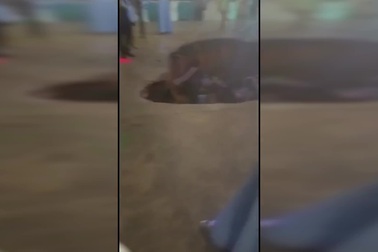 Học sinh đang ăn mừng tốt nghiệp cấp 3, sàn nhà sụp xuống