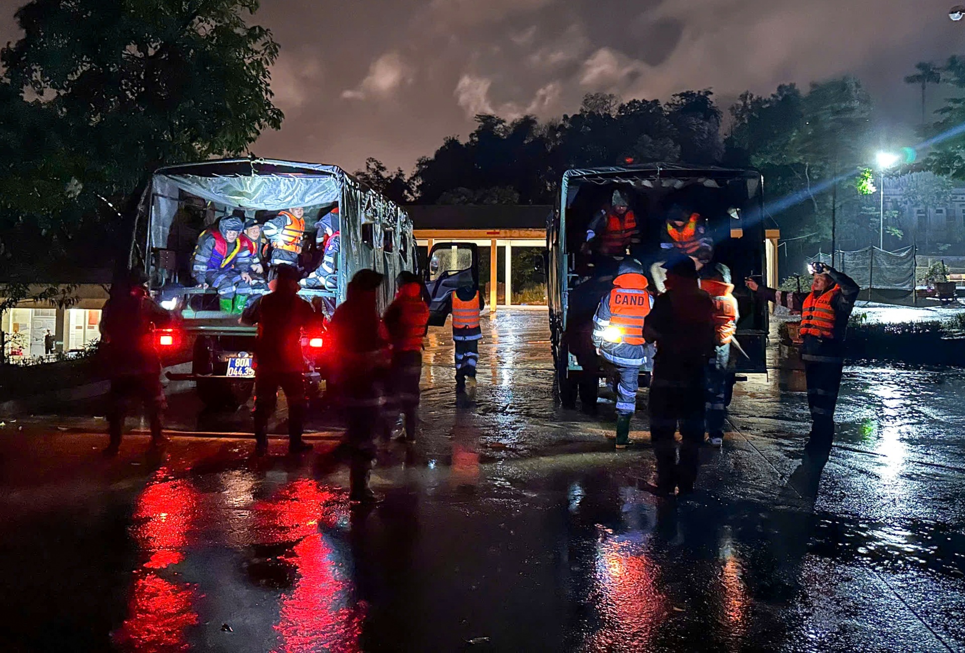 CSCĐ cùng người dân khắc phục hậu quả bão Bualoi - 3 CSCĐ cùng người dân khắc phục hậu quả bão Bualoi - 3