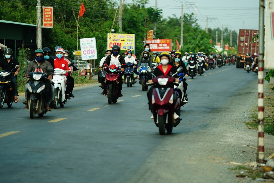 Dòng xe lấn tuyến dài bất tận biến quốc lộ thành đường một chiều - 7