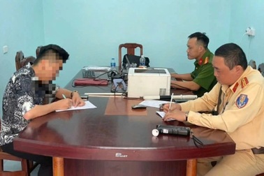 Tài xế ô tô con bị phạt 45 triệu đồng vì lạng lách, đánh võng trên đường